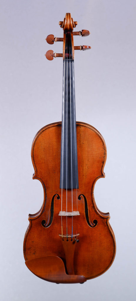 Eine Violine mit Bogen vor hellem Hintergrund